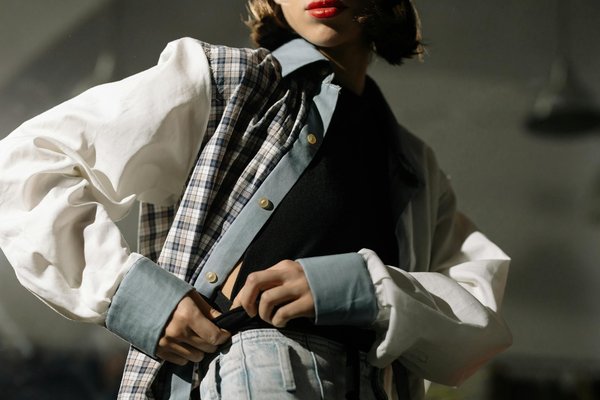 Savoir-Faire en Soirée : Transformez vos Tenues avec l'Éclat des Foulards en Soie